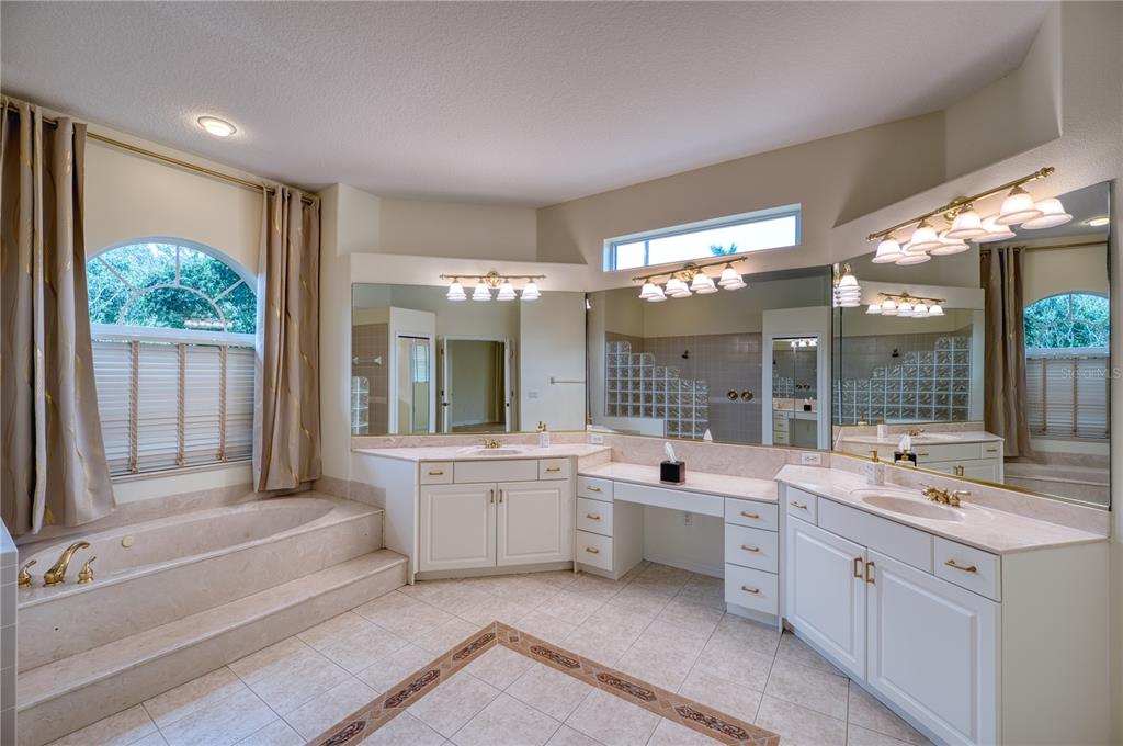 10523 Cheval Place Lakewood Ranch, FL 34202 - Photo 11 of 52 Gallery Image 11
