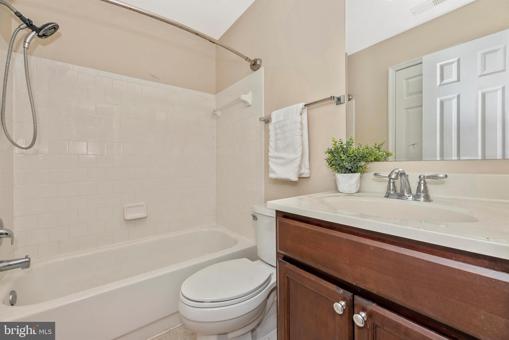 6432 View Point Court Frederick, MD 21703 - Photo 19 of 27 Upstairs Hall Bath