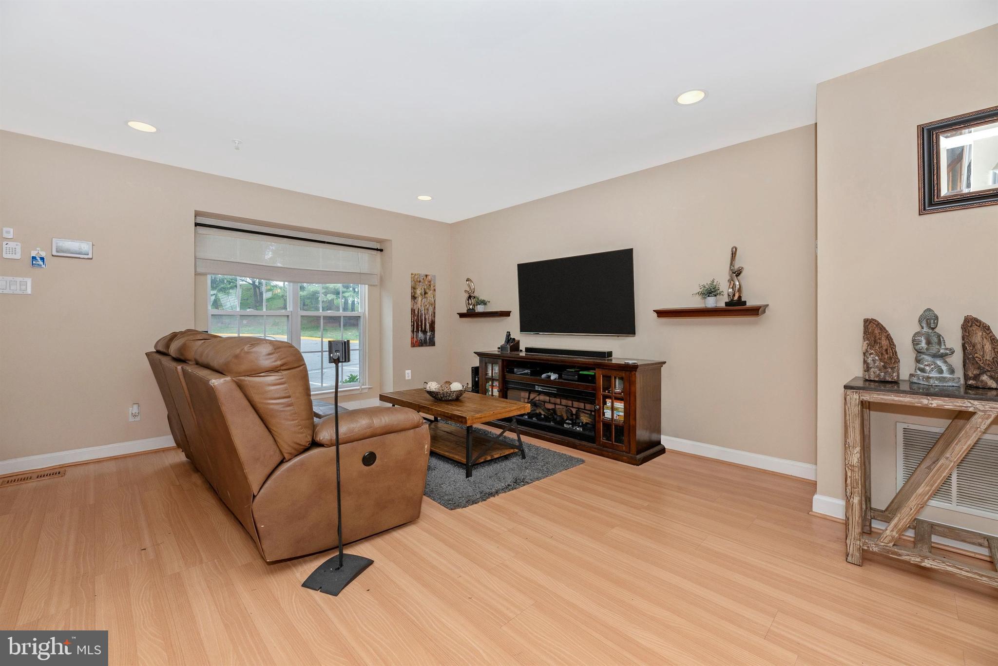 6432 View Point Court Frederick, MD 21703 - Photo 3 of 27 Neutral Colors Throughout!