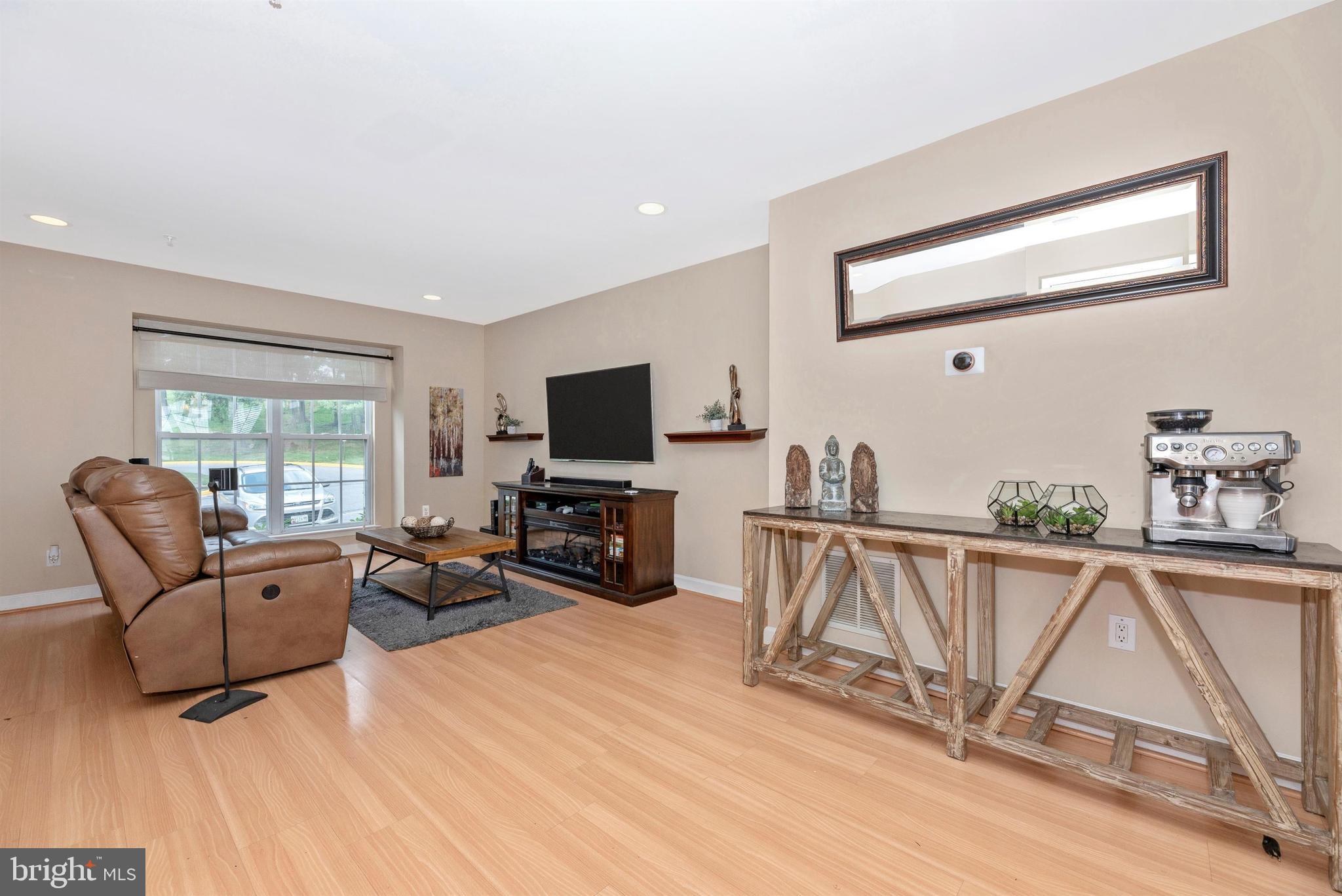 6432 View Point Court Frederick, MD 21703 - Photo 4 of 27 Spacious Living Spaces!