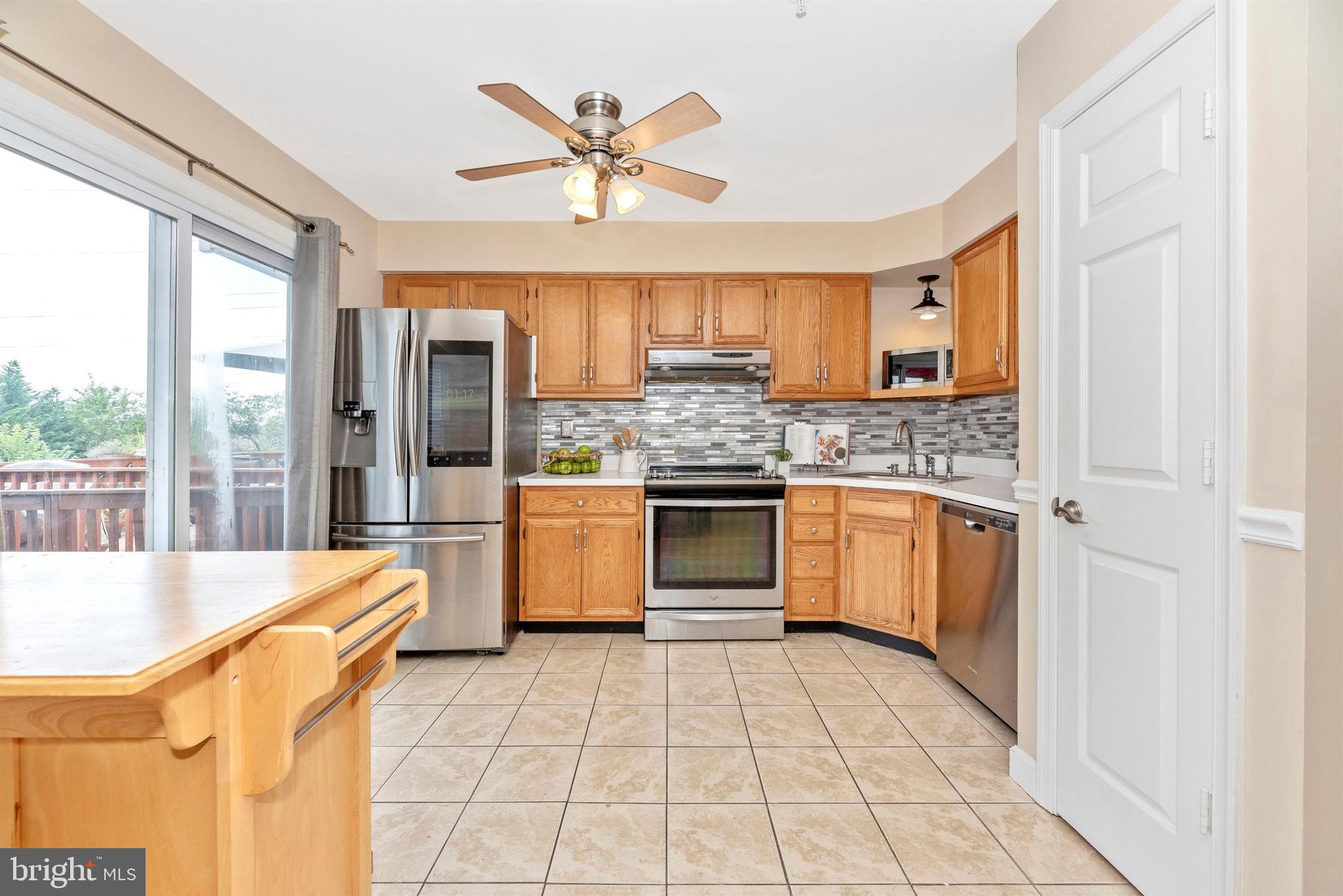 6432 View Point Court Frederick, MD 21703 - Photo 7 of 27 Sunfilled Kitchen!
