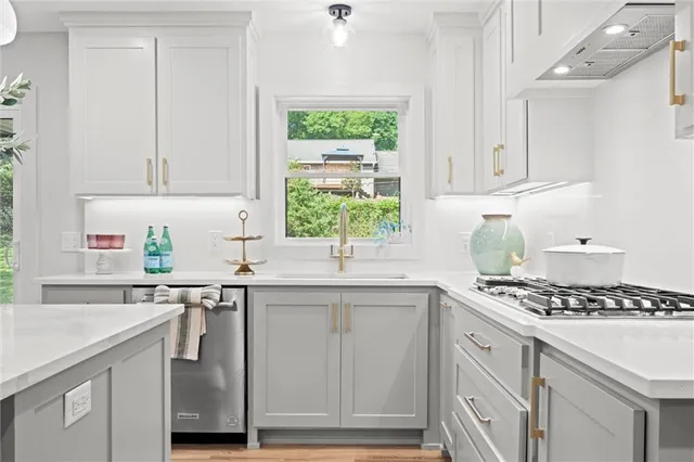 $1,199,995 | 10314 Sagamore Lane, Leawood, KS 66206