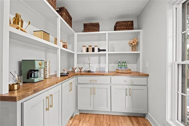 $1,199,995 | 10314 Sagamore Lane, Leawood, KS 66206