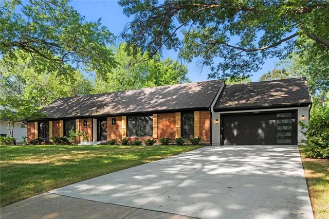 $1,199,995 | 10314 Sagamore Lane, Leawood, KS 66206