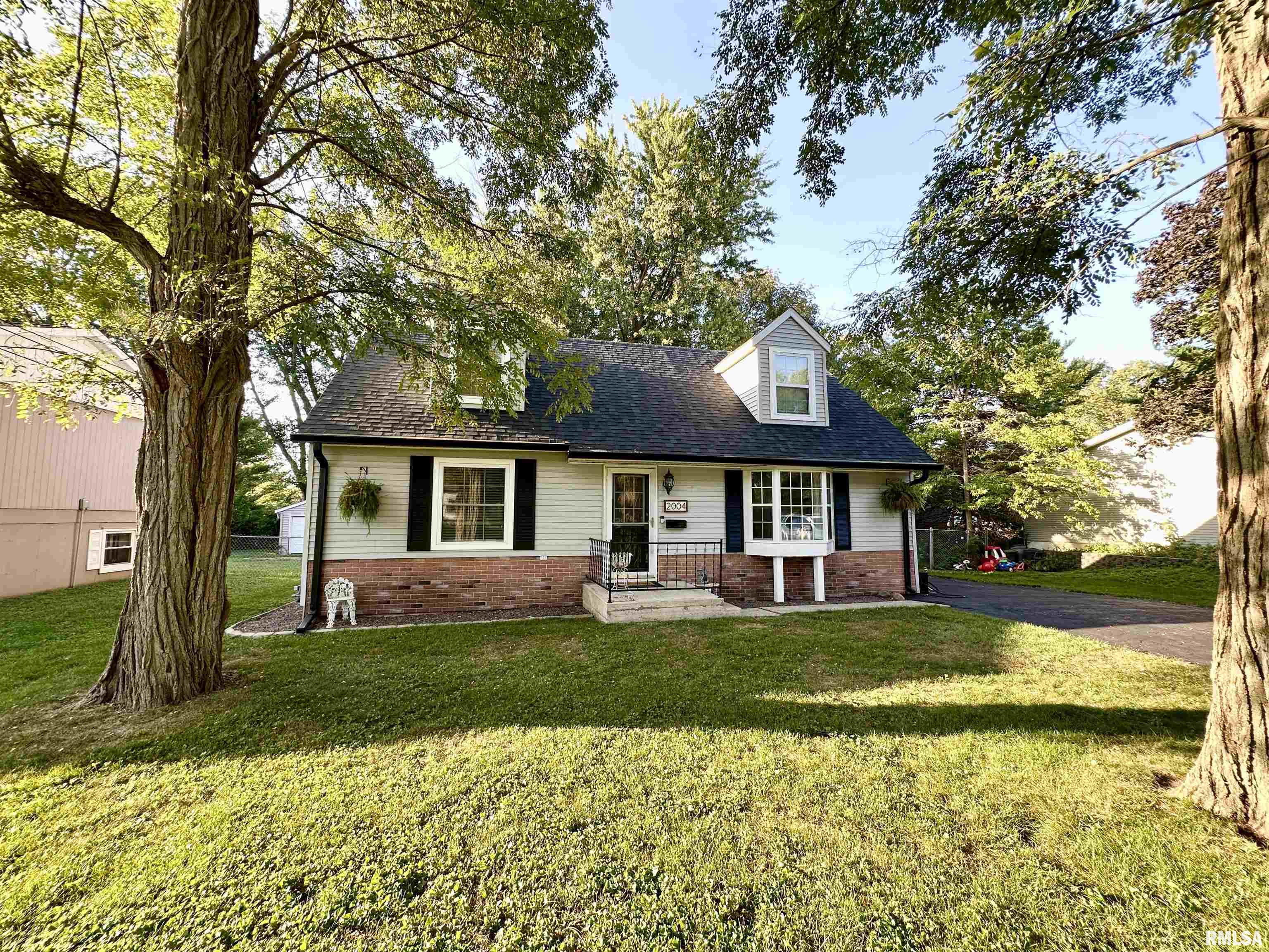 2004 Plum Street Jacksonville, IL 62650 - Photo 1 of 42