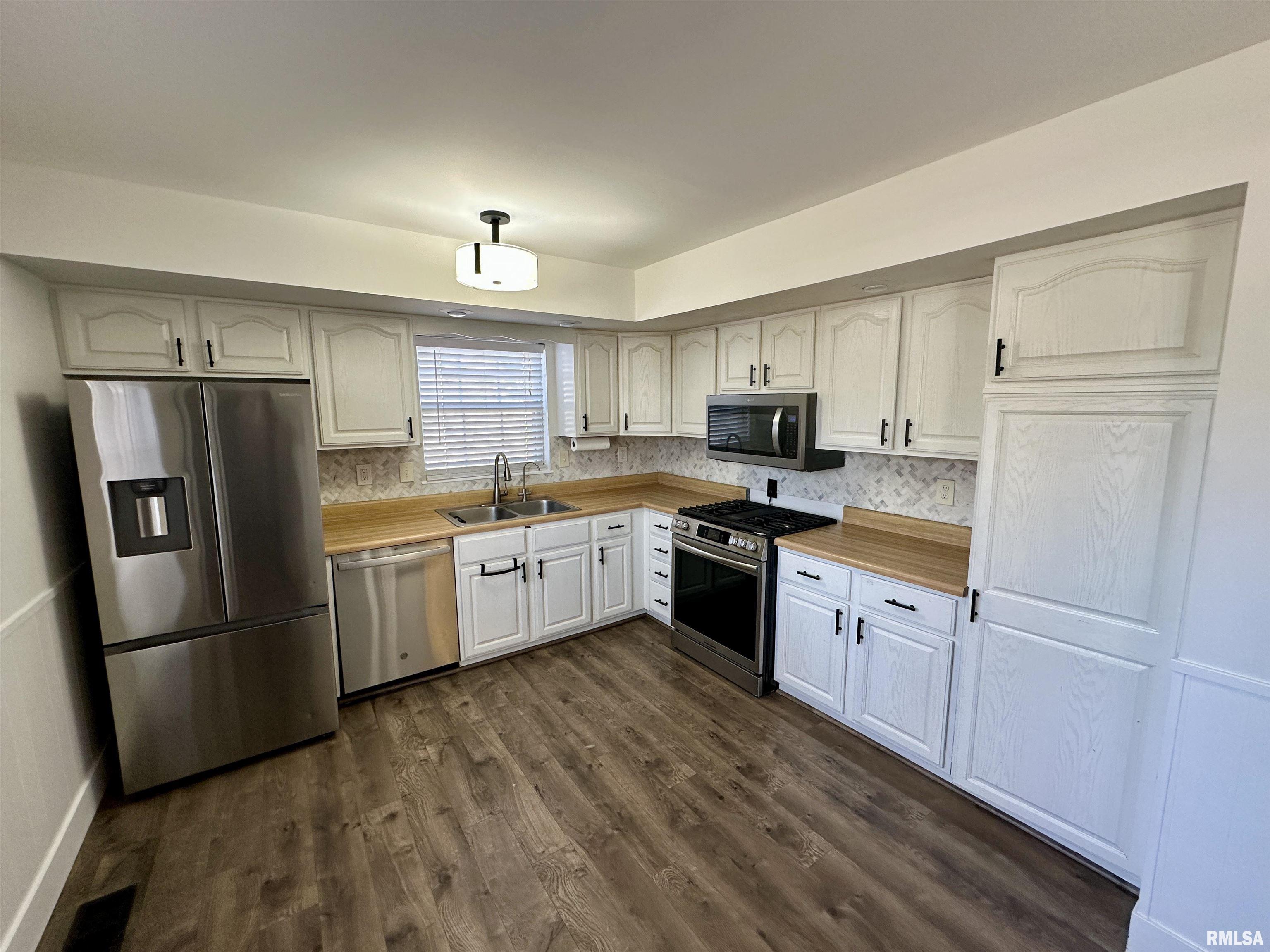 2004 Plum Street Jacksonville, IL 62650 - Photo 14 of 42