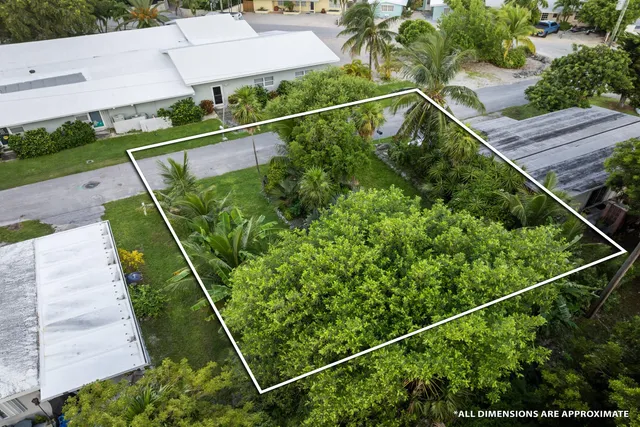 a view of a yard with sitting area