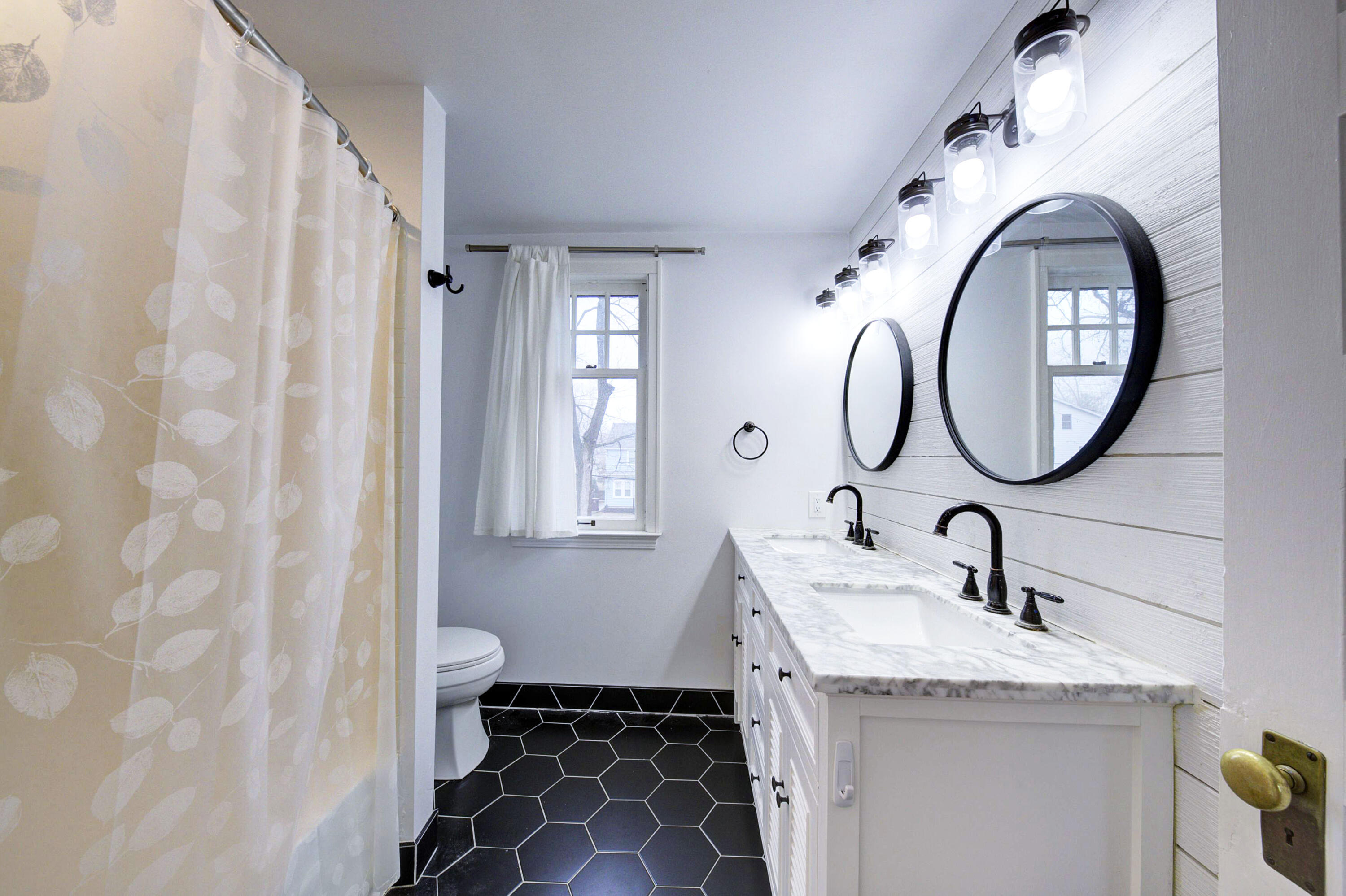 809 Sycamore Place Ann Arbor, MI 48104 - Photo 8 of 64 Full bathroom