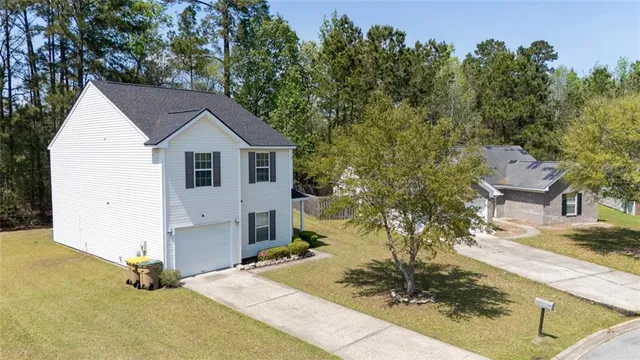 a view of a house with a yard