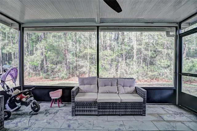 a view of a house with backyard