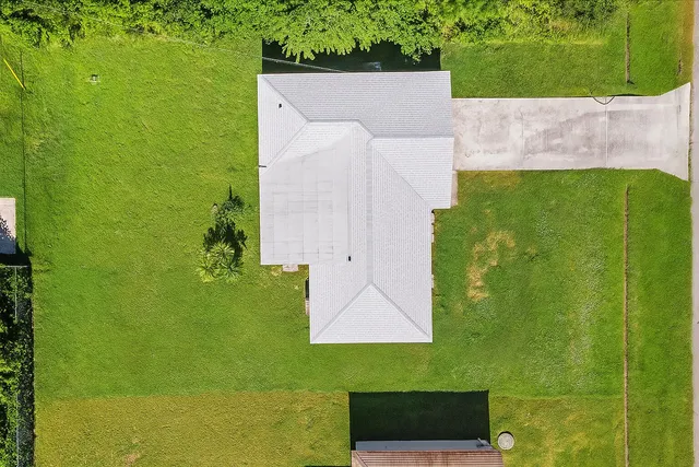 a view of a house with a big yard