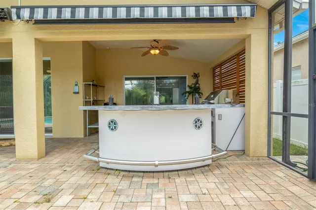 a view of a backyard