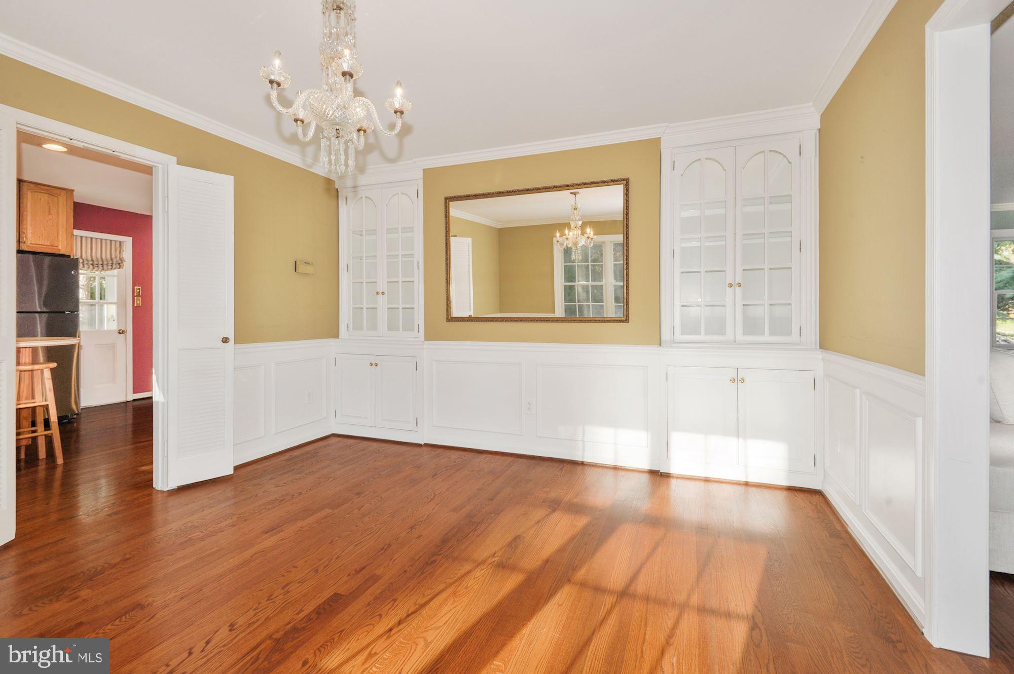 2101 Old Stage Road Alexandria, VA 22308 - Photo 15 of 45 Custom built ins + lighting Mirror conveys