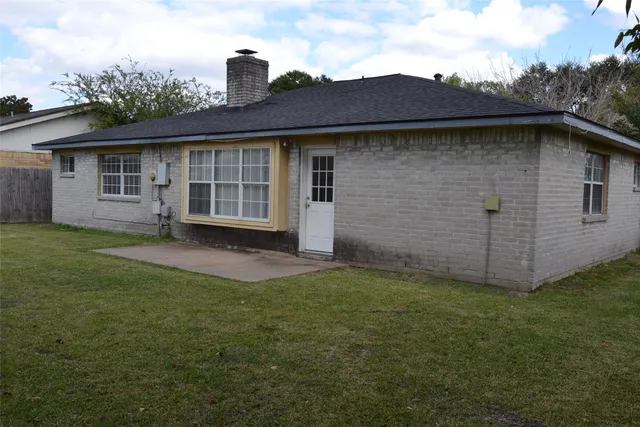 a view of a house with a backyard