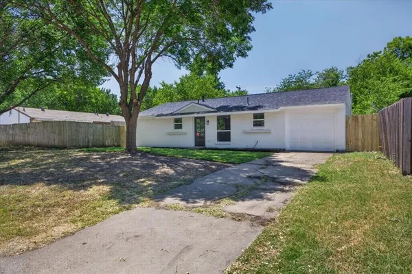 $219,000 | 205 Northwest Summercrest Boulevard, Burleson, TX 76028