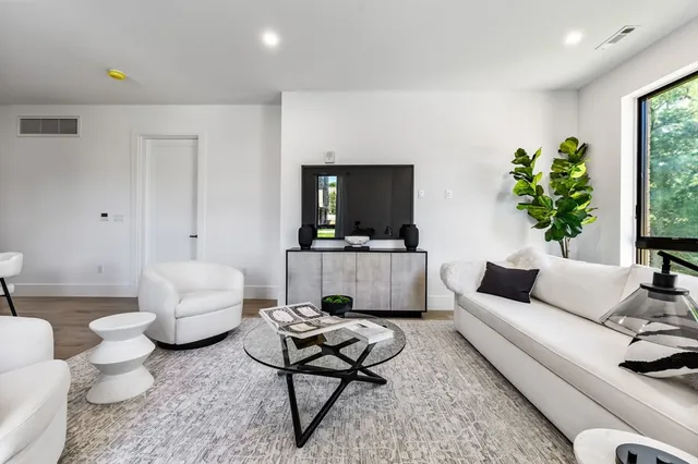 $1,090,000 | 1114 Beacon Street, Unit 203, Newton, MA 02461