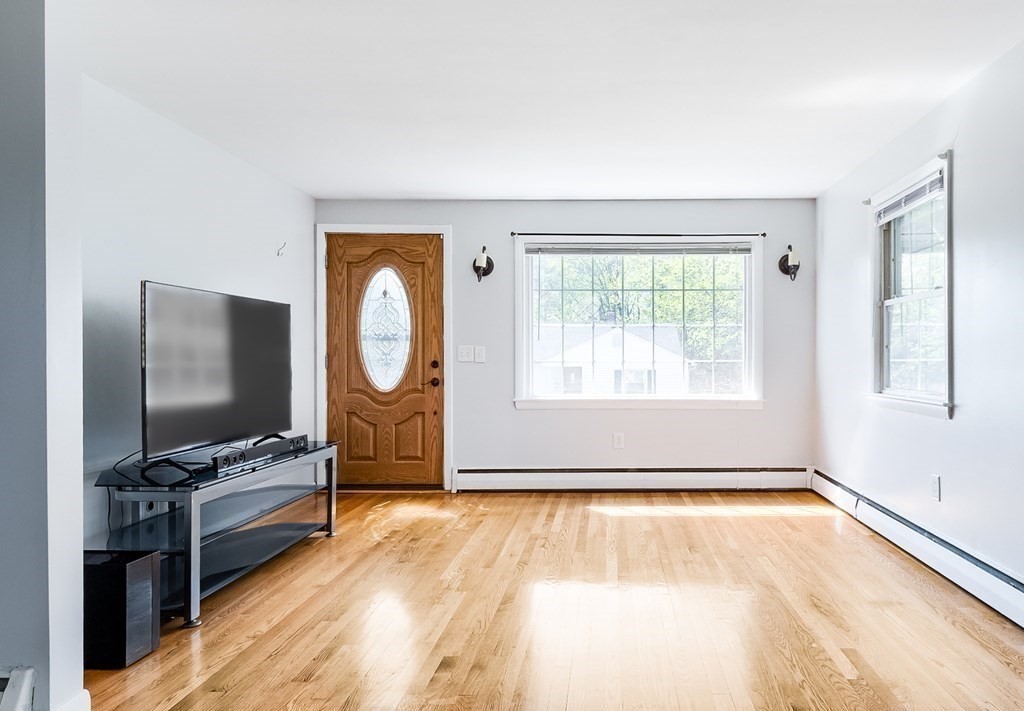 3 Cornhill Street Worcester, MA 01607 - Photo 4 of 26 Gallery Image 4