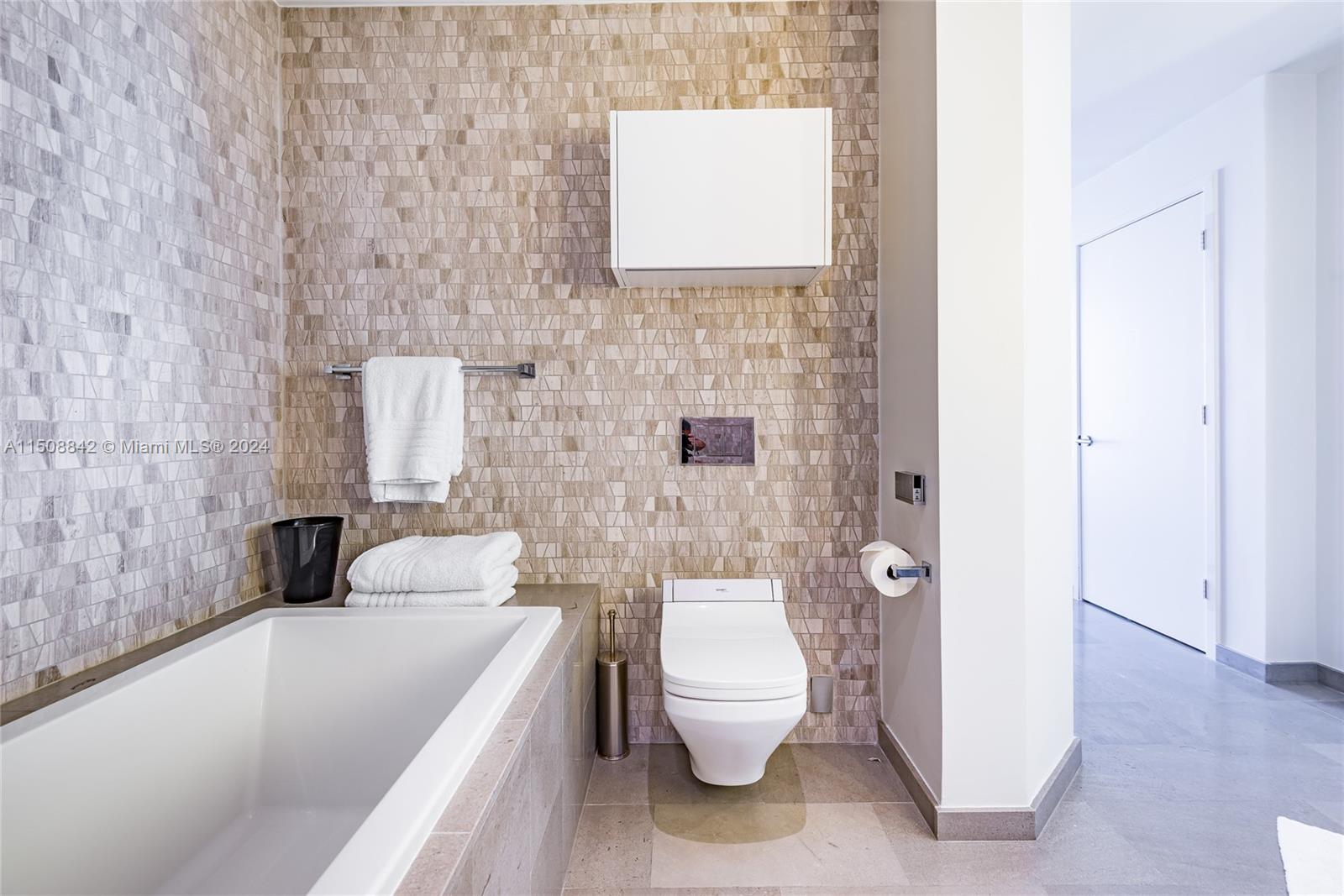 88 Southwest 7th Street, Unit 3301 Miami, FL 33130 - Photo 27 of 54 a bathroom with a toilet a sink and bathtub