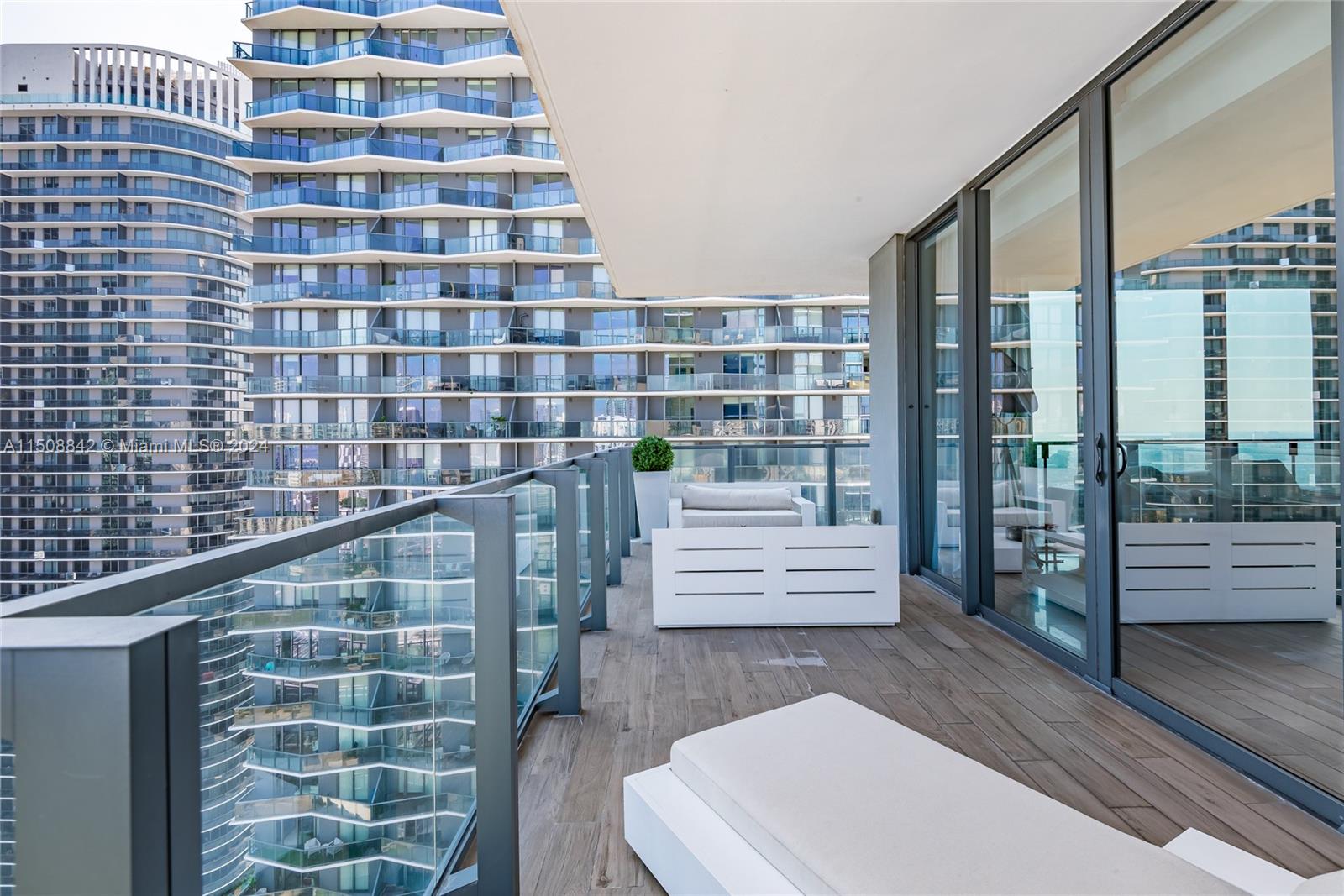 88 Southwest 7th Street, Unit 3301 Miami, FL 33130 - Photo 38 of 54 a bathroom with a bathtub and shower