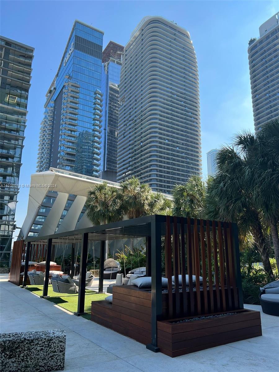 88 Southwest 7th Street, Unit 3301 Miami, FL 33130 - Photo 49 of 54 a view of a building with sitting area