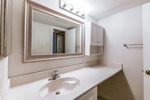 $1,095 | 2100 Tanglewilde Street, Unit 637, Houston, TX 77063