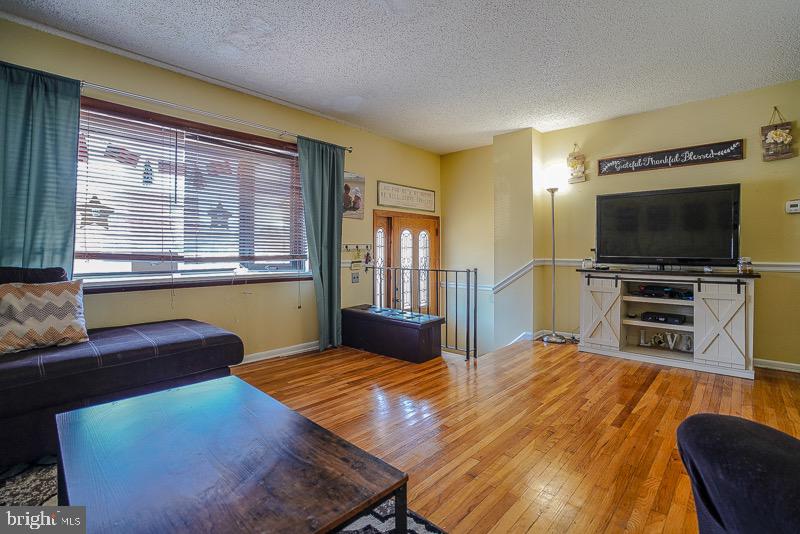12463 Barbary Road Philadelphia, PA 19154 - Photo 4 of 49