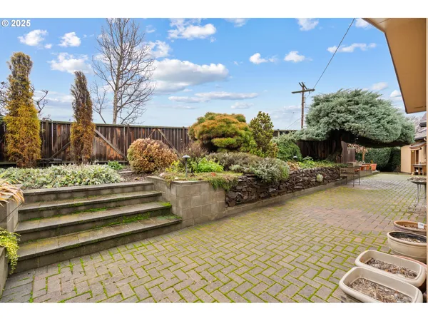 a view of a house with backyard and sitting area