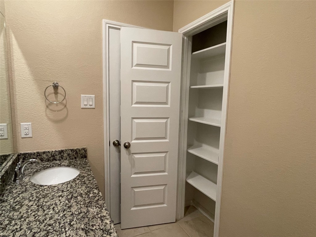 10418 Quiet Courtyard Road Houston, TX 77043 - Photo 37 of 48