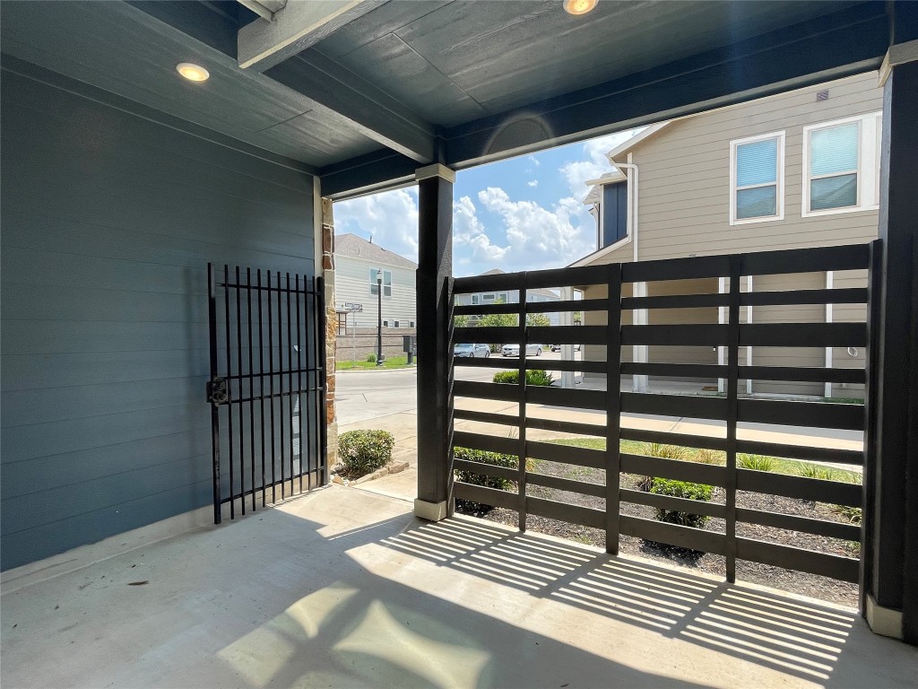 10418 Quiet Courtyard Road Houston, TX 77043 - Photo 6 of 48