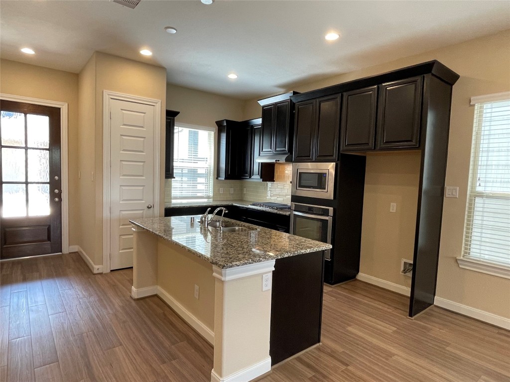 10418 Quiet Courtyard Road Houston, TX 77043 - Photo 9 of 48