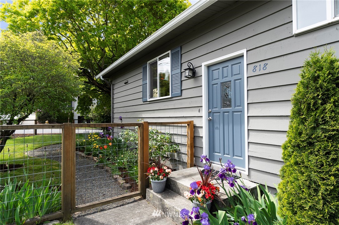 818 North 32nd Street Renton, WA 98056 - Photo 2 of 21