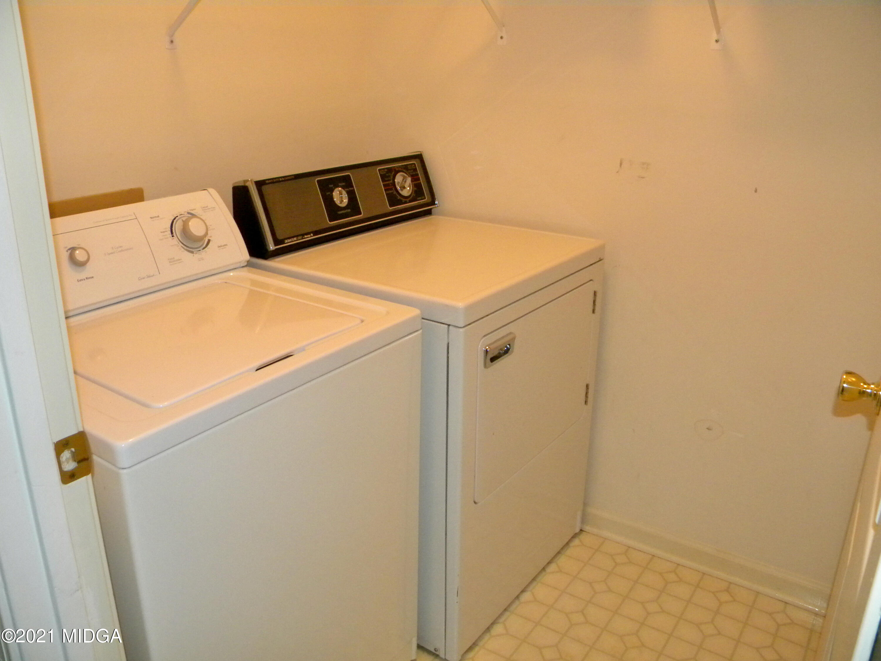 918 Ridge Crest Court Macon, GA 31204 - Photo 8 of 9 8-Laundry
