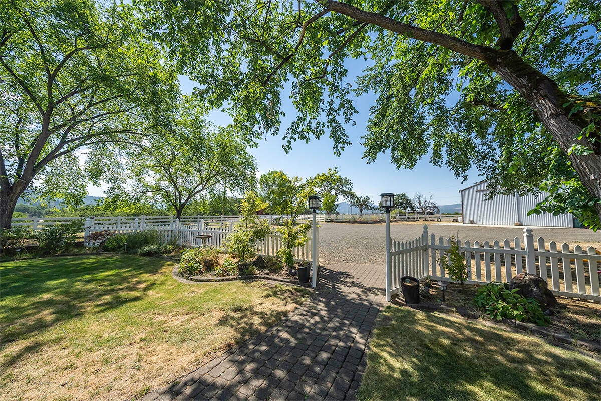 605 Meridian Road Eagle Point, OR 97524 - Photo 10 of 71 8.1