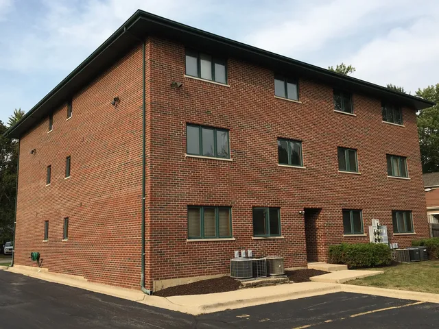 $2,500 | 616 East 5th Avenue, Unit 201, Naperville, IL 60563