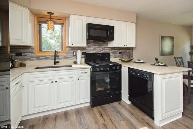 $2,500 | 616 East 5th Avenue, Unit 201, Naperville, IL 60563