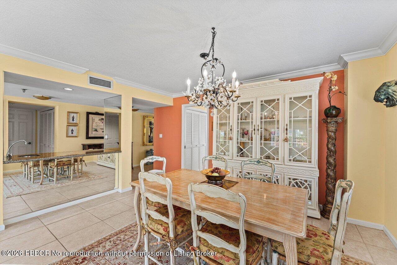 372 Golfview Road, Unit 101 North Palm Beach, FL 33408 - Photo 13 of 31 Dining / Wet Bar