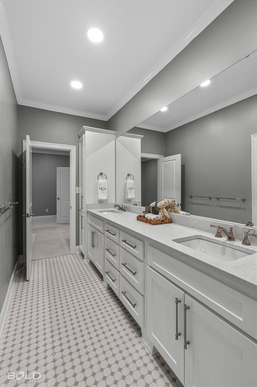 6012 East Ridge Drive Shreveport, LA 71106 - Photo 23 of 40 Jack & Jill Bathroom with double vanities