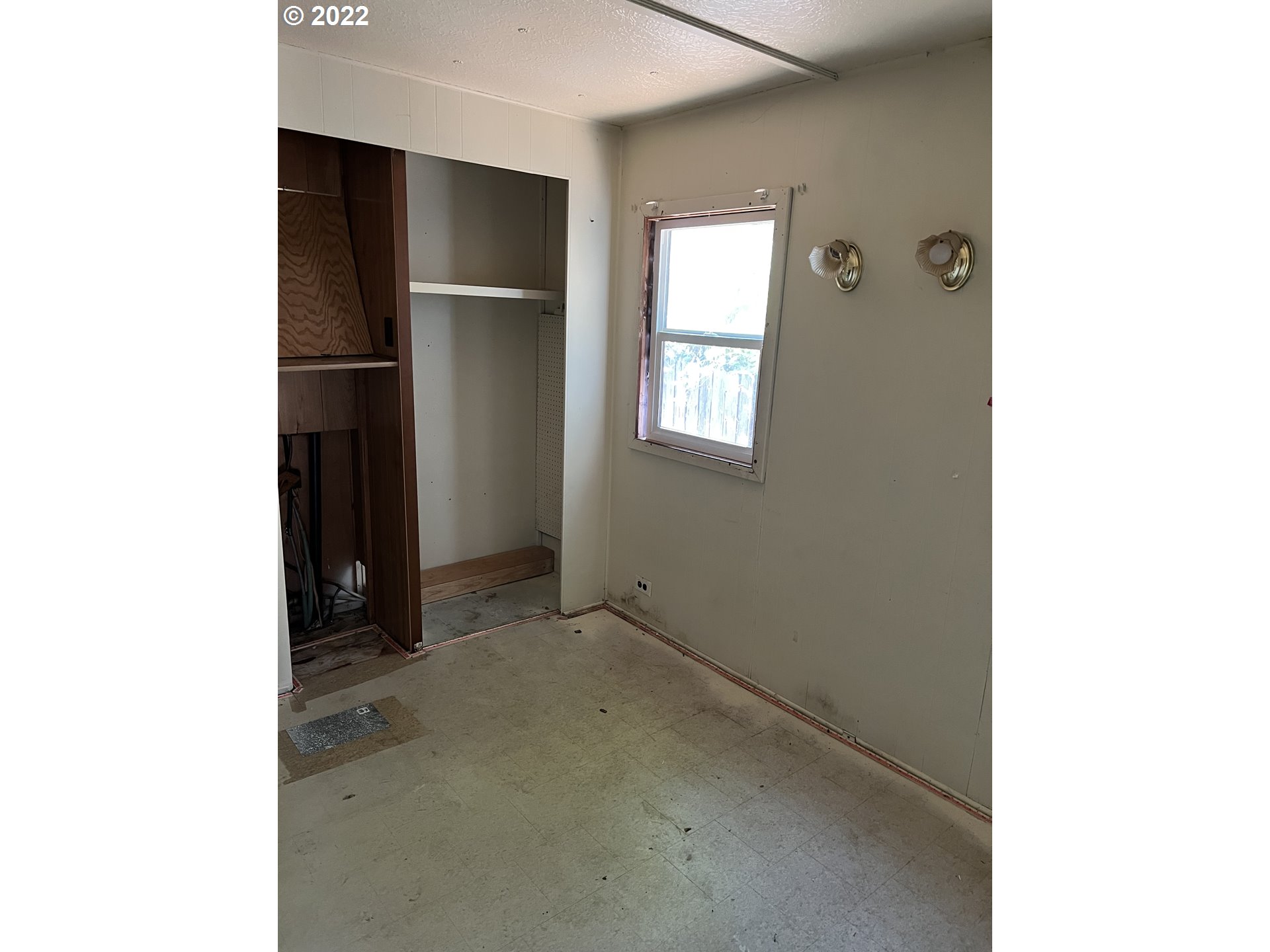 60 Neptune Avenue Springfield, OR 97477 - Photo 8 of 15 a view of an empty room with closet and a window