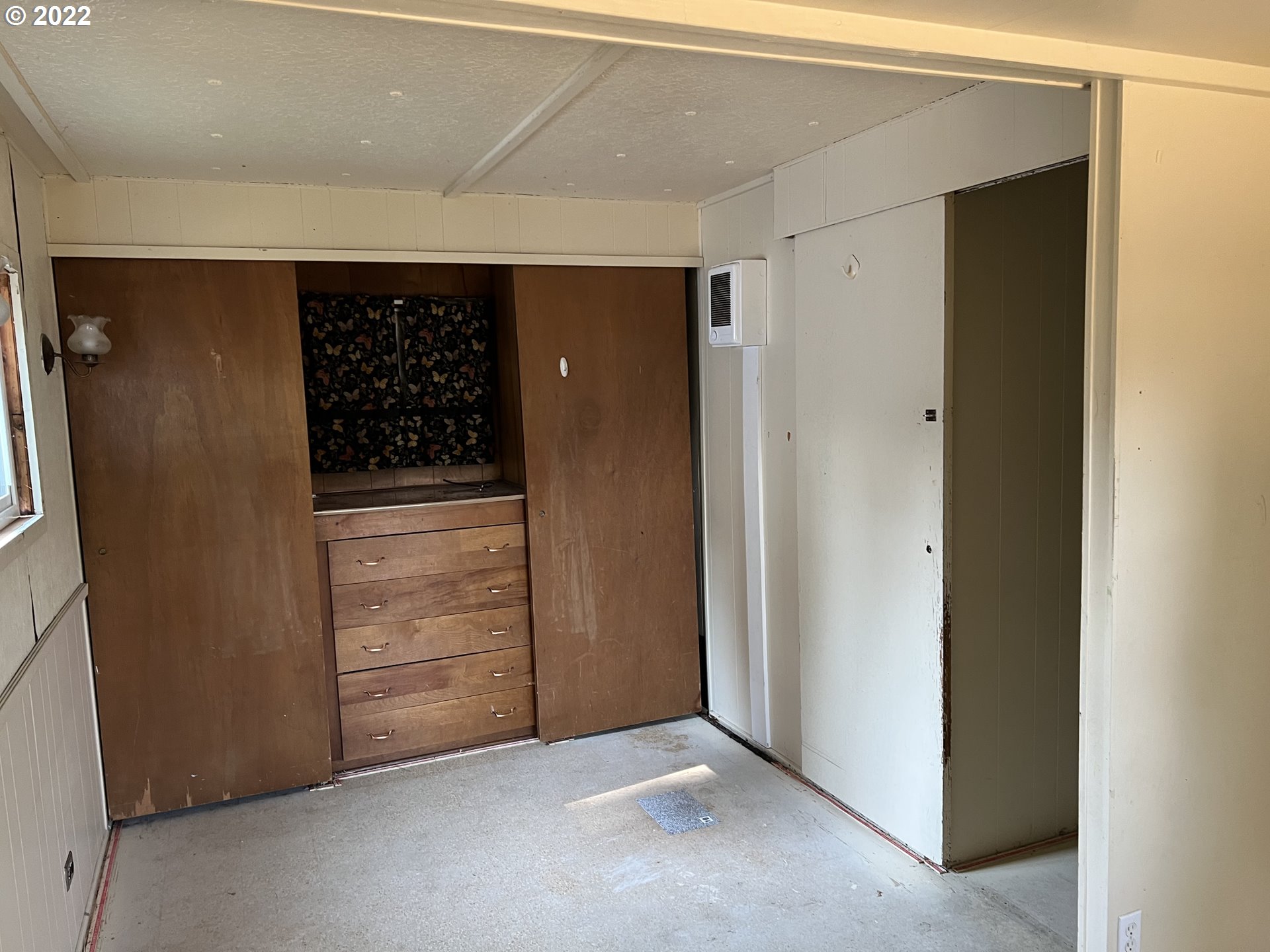 60 Neptune Avenue Springfield, OR 97477 - Photo 10 of 15 a view of an empty room