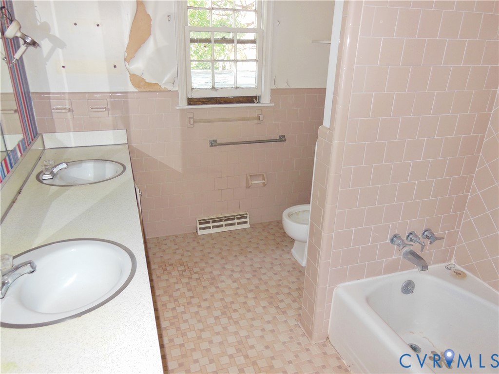 8218 Overbury Road Richmond, VA 23227 - Photo 36 of 37 a bathroom with a sink a toilet and bathtub