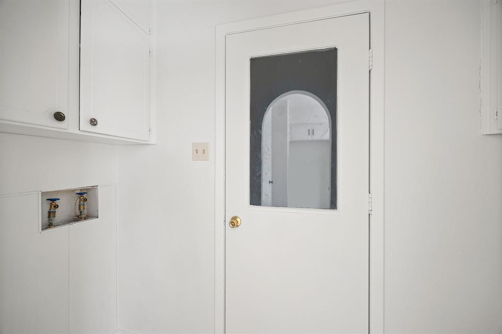 2736 Chebi Lane Denton, TX 76209 - Photo 22 of 27 a close view of a mirror