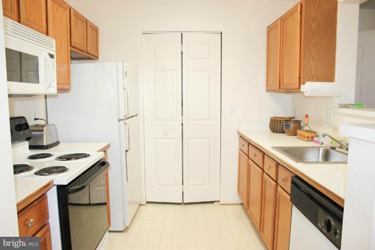 14154 Cuddy Loop, Unit 101 Woodbridge, VA 22193 - Photo 4 of 9 Kitchen