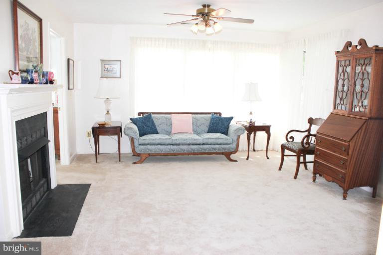 14154 Cuddy Loop, Unit 101 Woodbridge, VA 22193 - Photo 5 of 9 Living Room