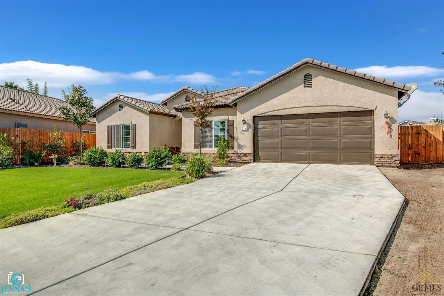 7707 Rhine Drive Bakersfield, CA 93313 - Photo 3 of 33