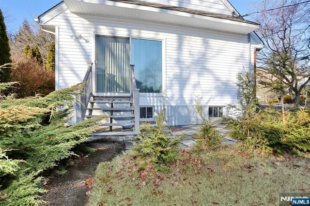 $878,000 | 31 Madison Avenue, Demarest, NJ 07627