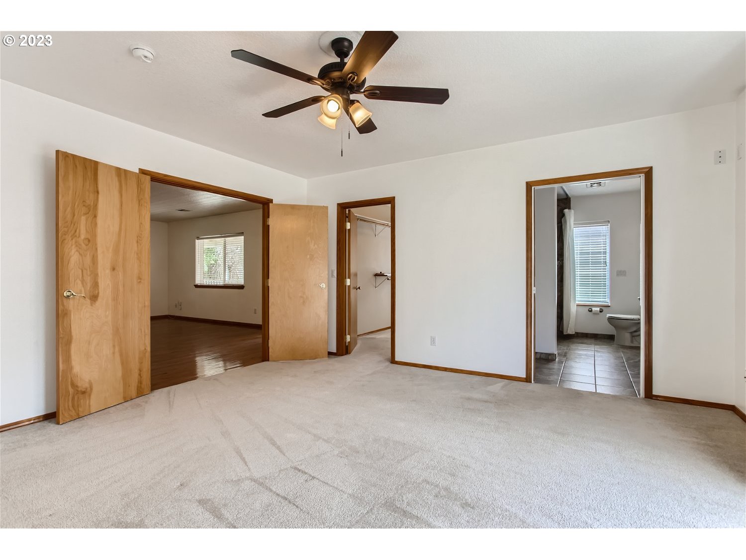 5585 Southwest River Road Hillsboro, OR 97123 - Photo 17 of 29 a view of a livingroom with a ceiling fan