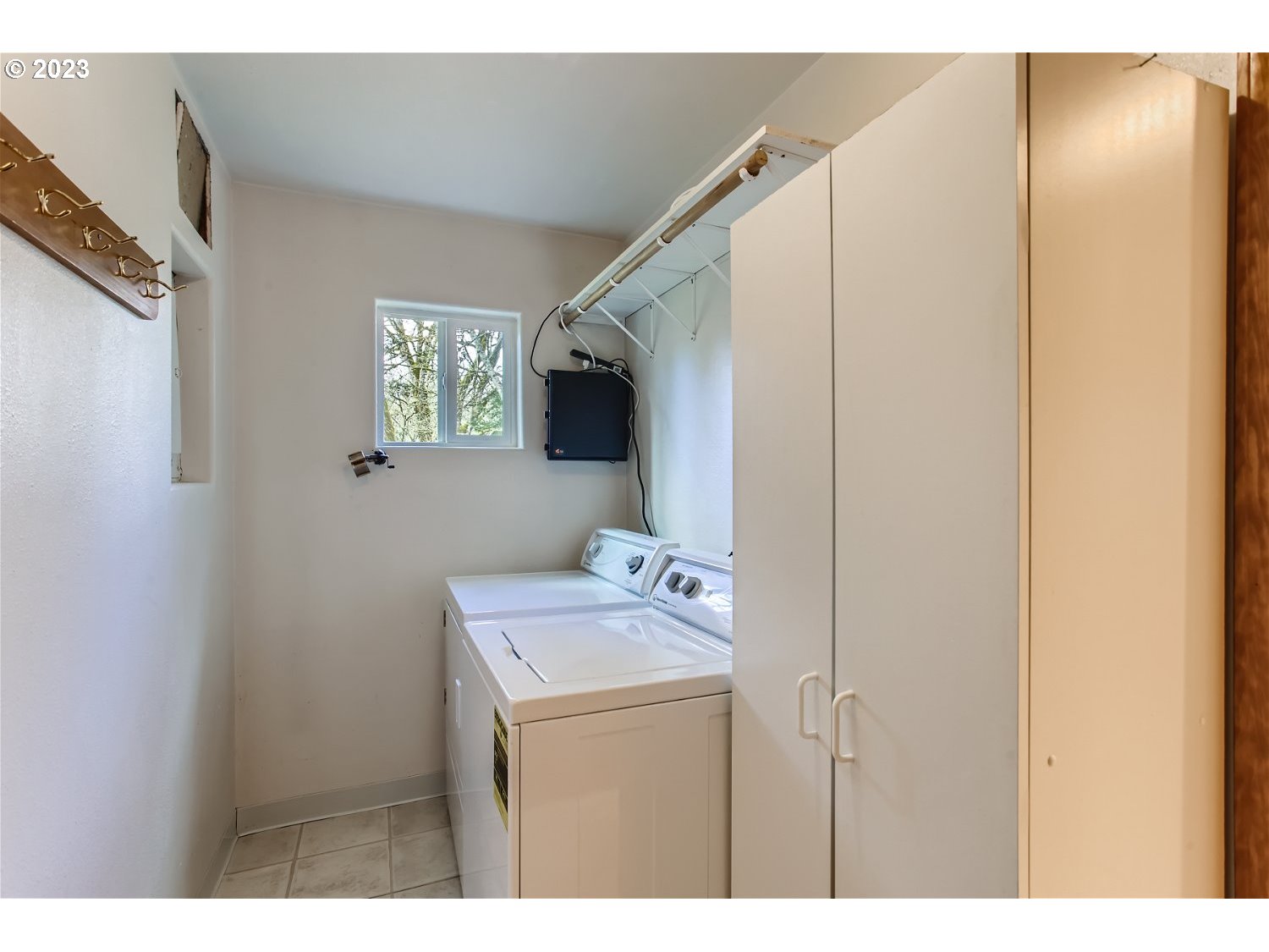5585 Southwest River Road Hillsboro, OR 97123 - Photo 25 of 29 a bathroom with a sink mirror and vanity
