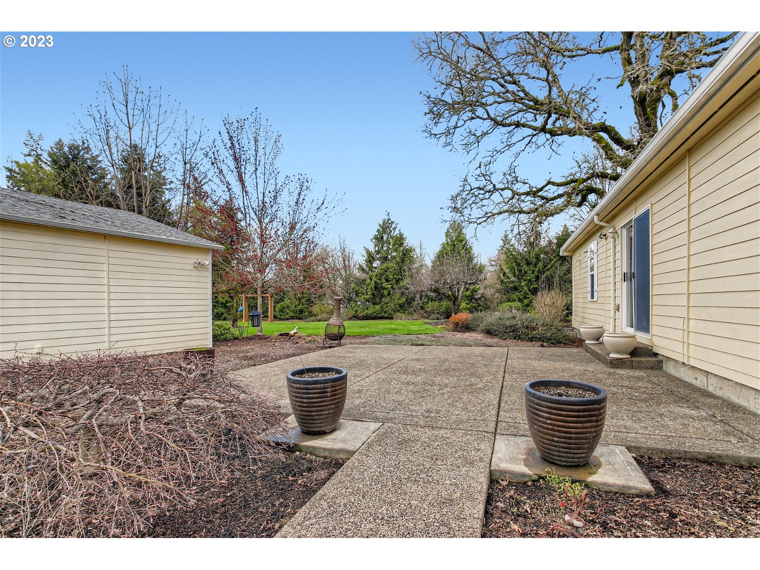 5585 Southwest River Road Hillsboro, OR 97123 - Photo 26 of 29 a backyard of a house with table and chairs