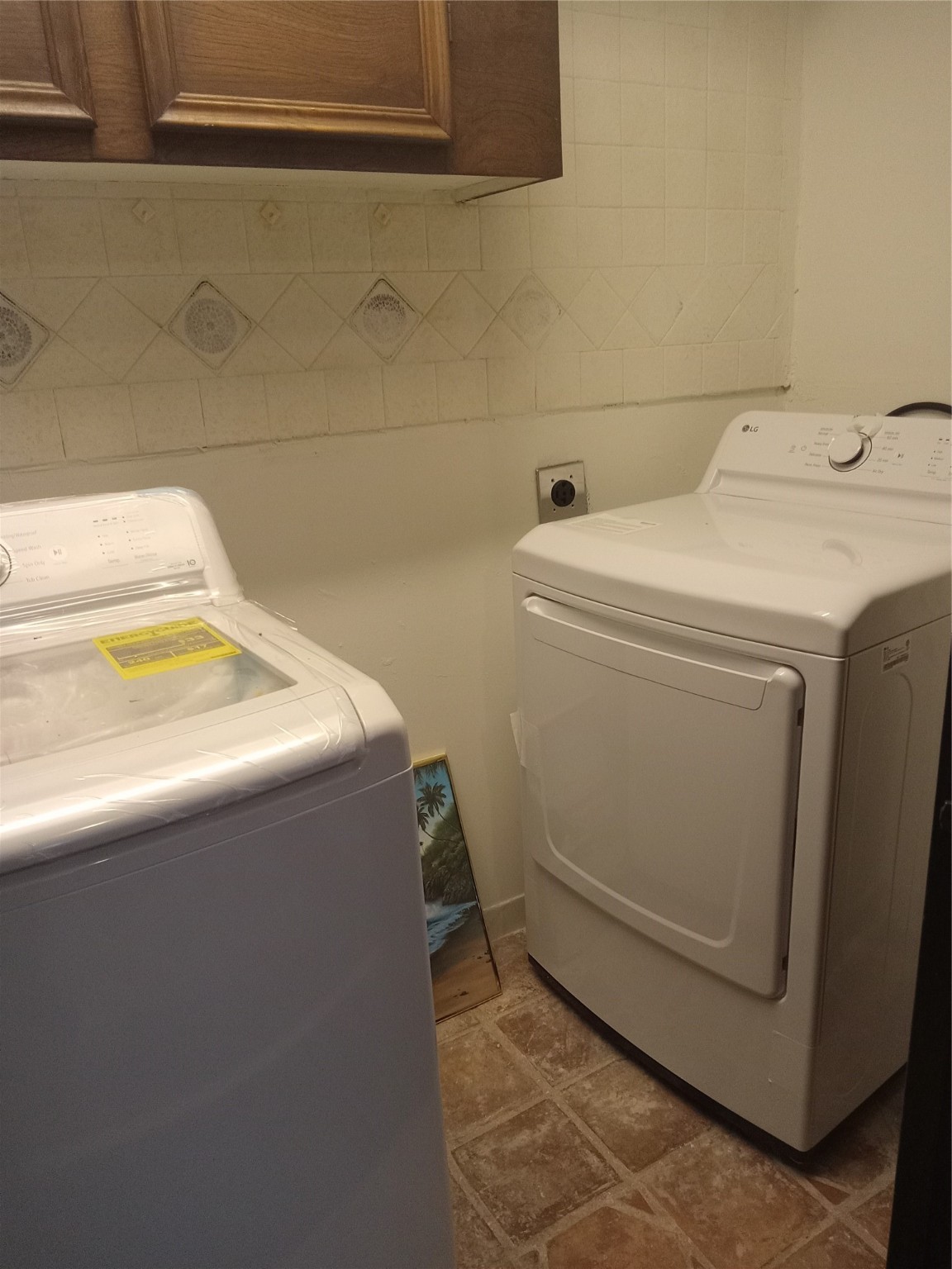 15910 Hartman Road Magnolia, TX 77355 - Photo 5 of 25 a utility room with dryer and washer