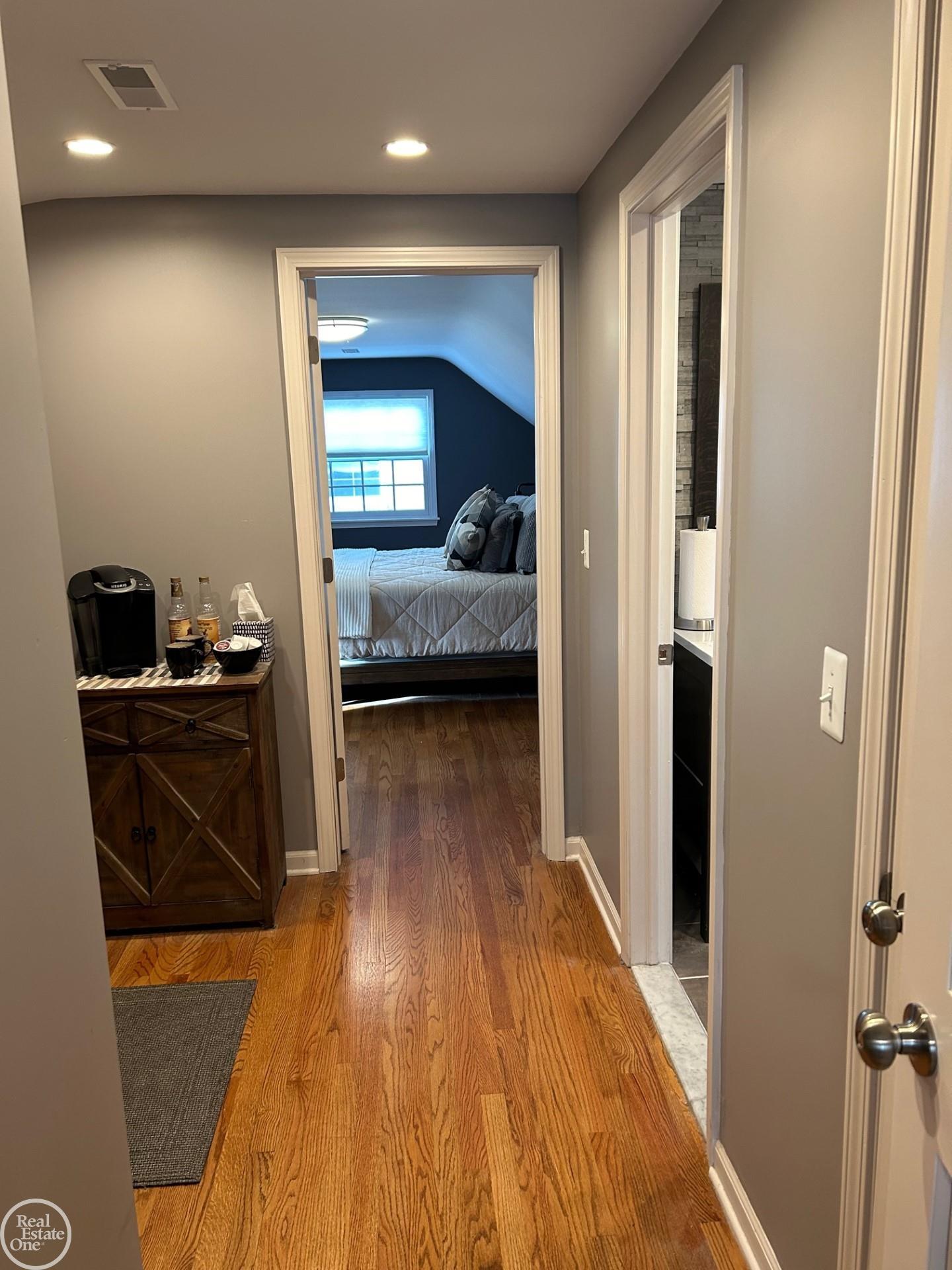 1046 Harvard Road Grosse Pointe, MI 48230 - Photo 21 of 33 50130567-8eba9bca-2e1d-44d6-b92c-d16784939976.JPG